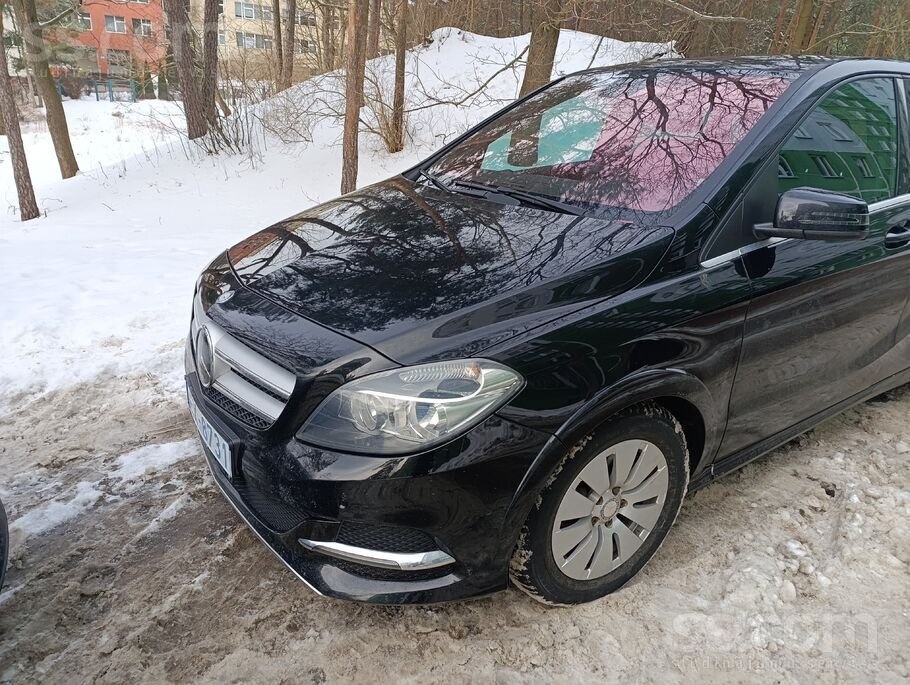 Processed image with license plate annotations